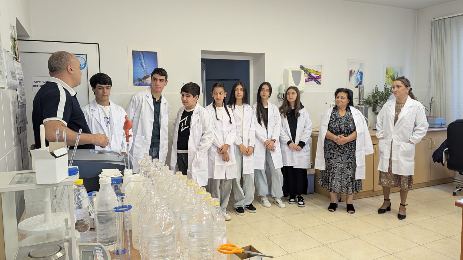 Vicite des élèves au laboratoire d'Etchmiadzine