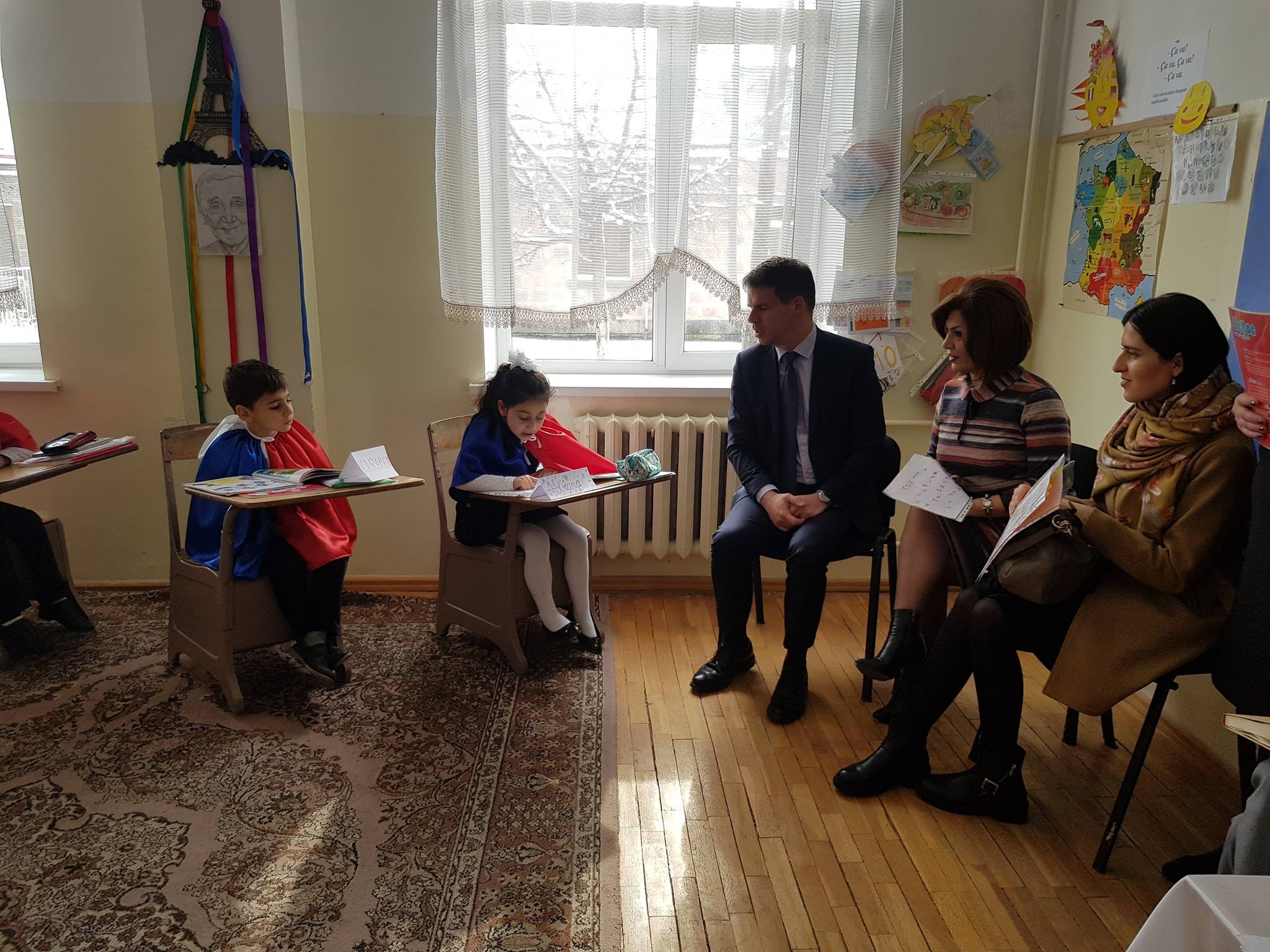 L'ambassadeur de France visite des écoles avec les classes de français renforcé à Gumri