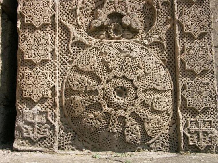 Les khachkars, porteurs de sens de l'art paléochrétien
