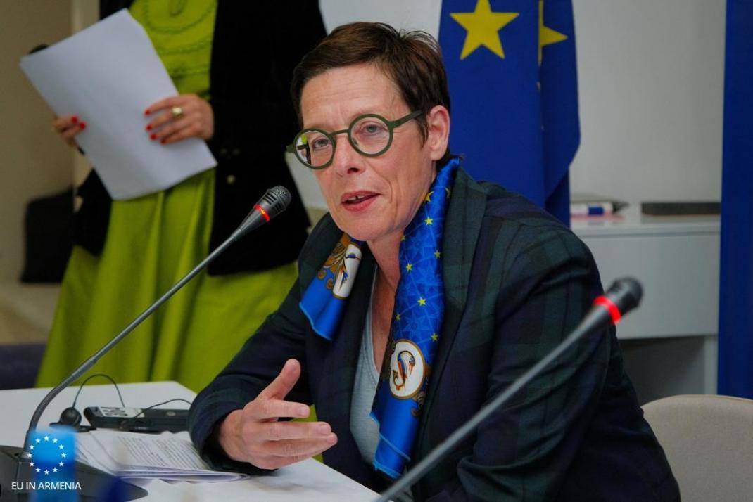 S.E. Mme Anne Louyot