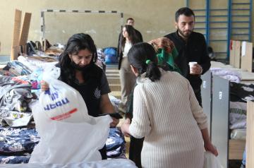 Hébergement temporaire des réfugiés du Karabagh au gymnase d'Artashat