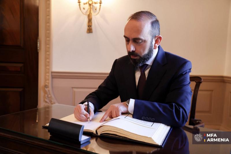 Le ministre Mirzoyan a signé le livre d'or.