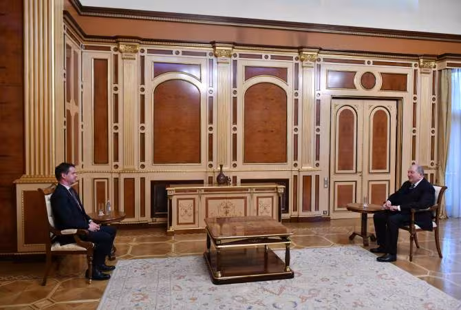 Armen Sarkissian et Jonathan Lacôte discutent des relations franco-arméniennes 