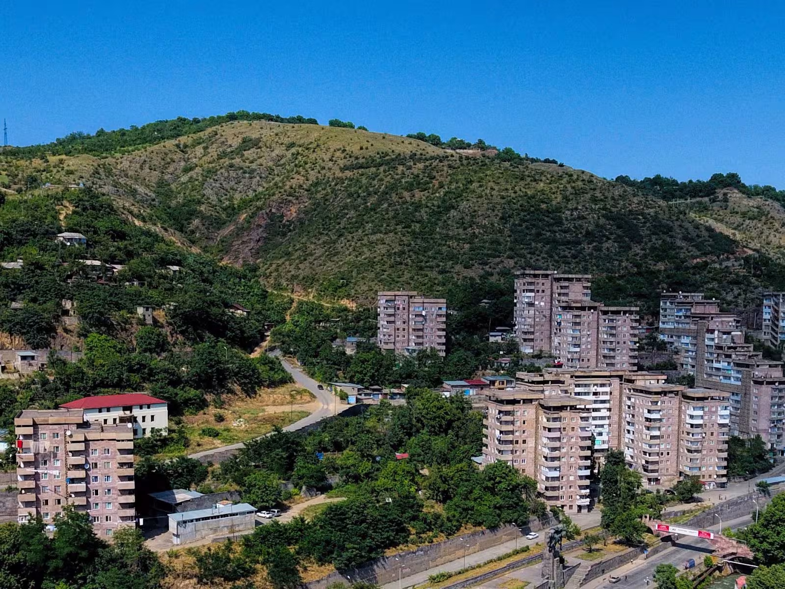 La ville arménienne de Kapan bombardée