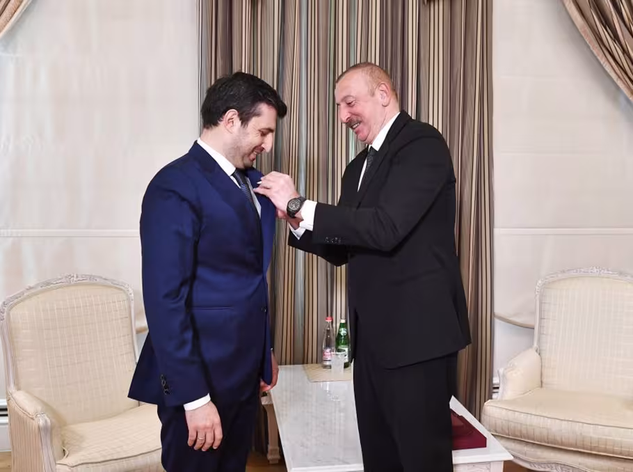 Aliyev a décerné l'ordre « Karabakh » à Selçuk Bayraktar