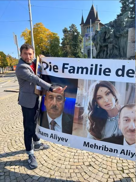 "Aliyev est un terroriste" : des blogueurs azerbaïdjanais manifestent en Suisse