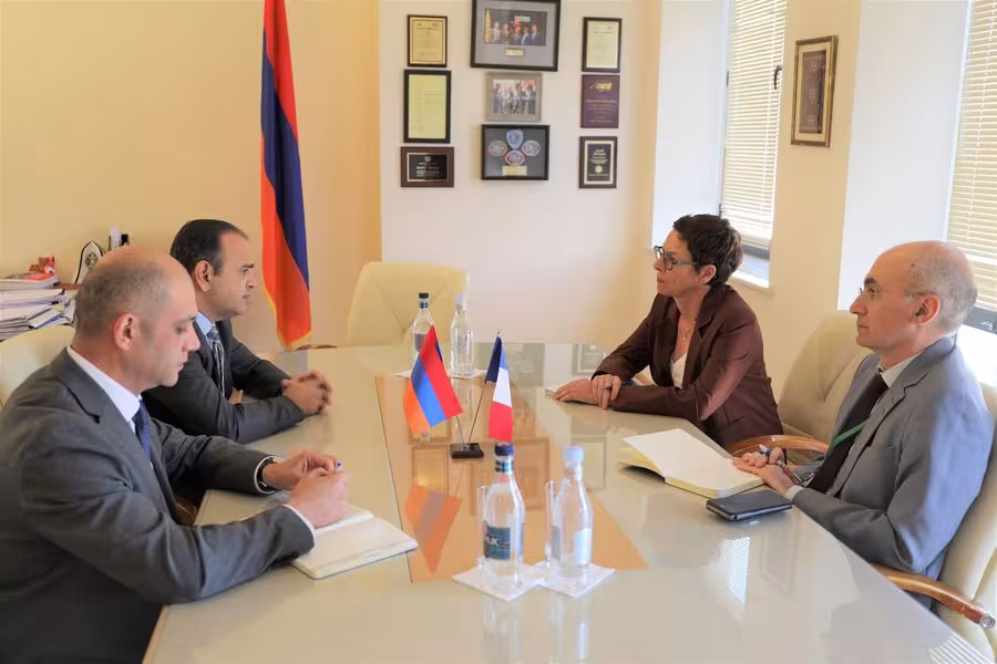 Zareh Sinanyan reçoit Anne Louyot en vue du prochain Sommet arménien Mondial