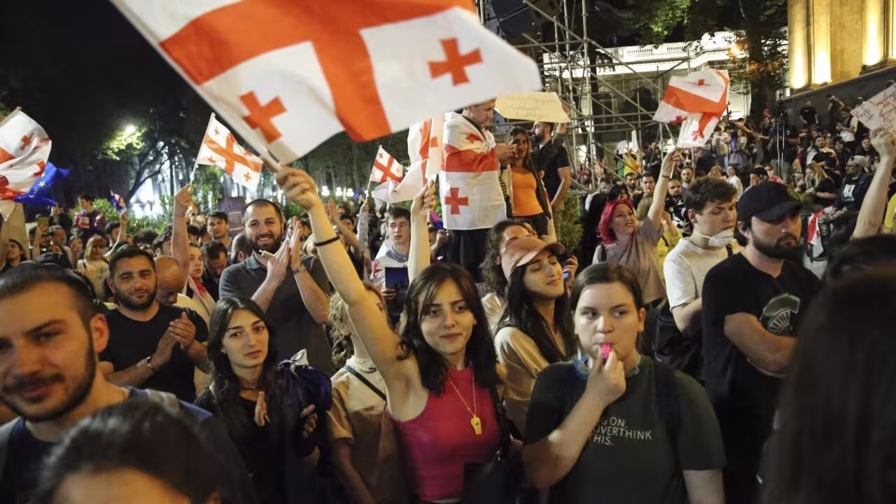 Manifestation de masse devant le parlement géorgien : Zurabishvili se joint aux
			manifestants