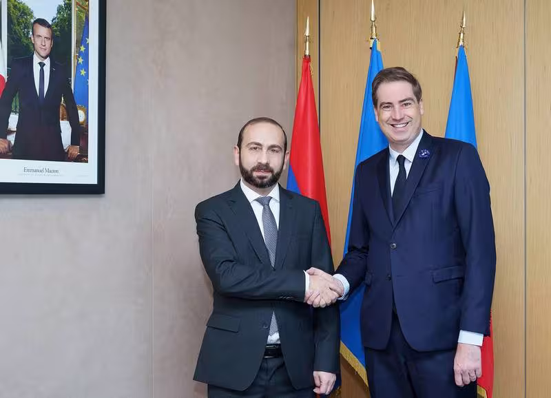 Ararat Mirzoyan à Paris - diplomatie, guerre et paix