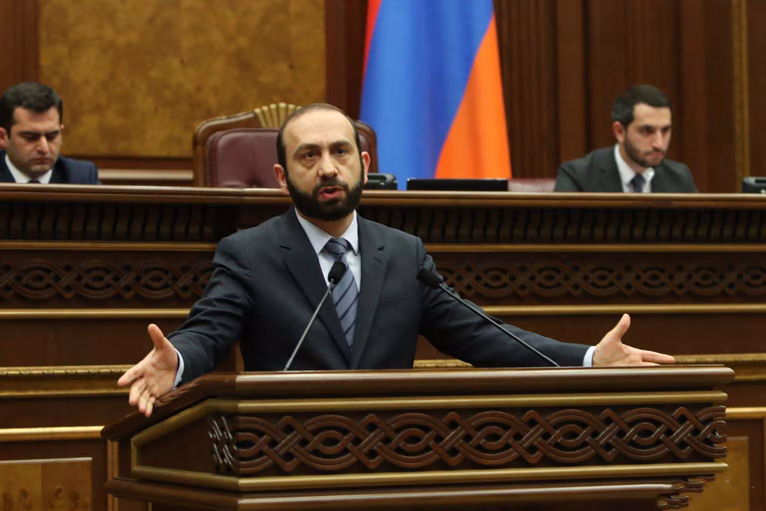 Ararat Mirzoyan au parlement - Pourparlers de paix dans l'attente
