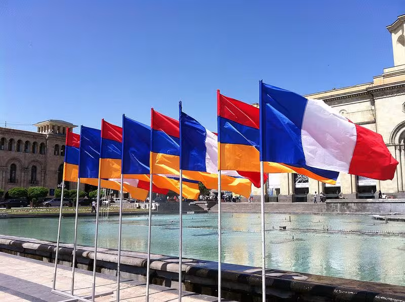 L'Arménie exprime sa solidarité avec le président Macron