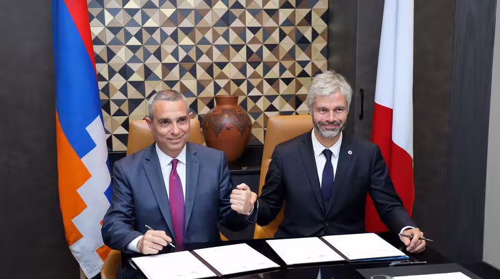 De gauche à droite: Masis Maïlian, Ministre des Affaires étrangères de la République d’Artsakh et de M.Laurent Wauquiez, Président du Conseil régional Auvergne-Rhône Alpes.
