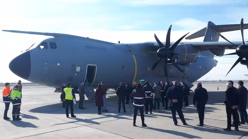Un avion militaire français rapatrie huit prisonniers de guerre arméniens 