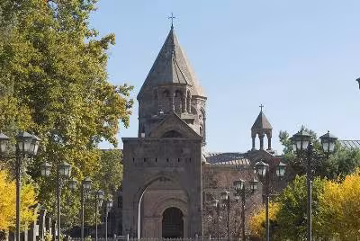 Pashinyan et dix évêques appellent à une réforme de l'Église arménienne
