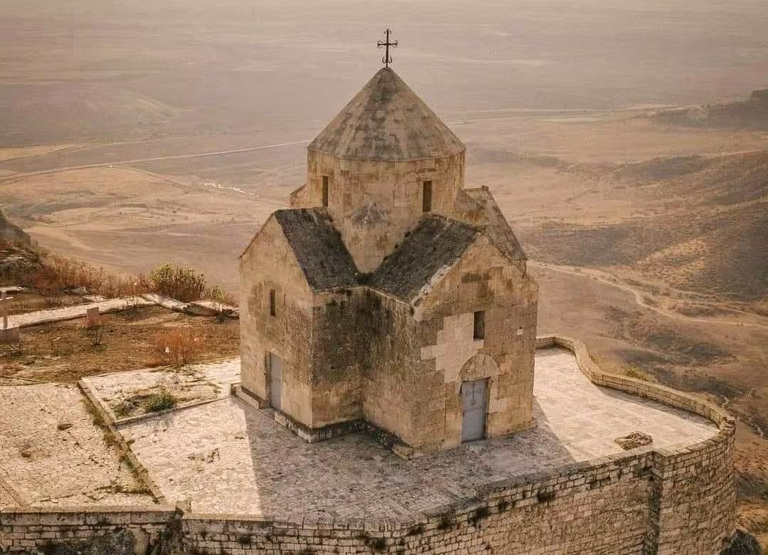En Artsakh, l’État azerbaïdjanais poursuit son processus de déculturation du patrimoine arménien.
